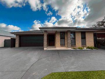 Modern Family Living in the Heart of Spring Farm. WATER INCLUDED
