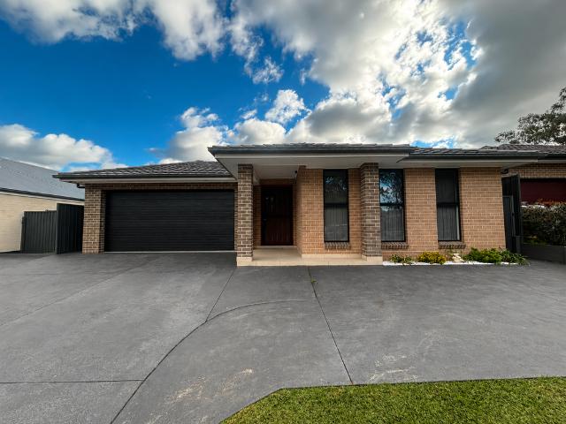 Modern Family Living in the Heart of Spring Farm. WATER INCLUDED