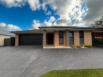Modern Family Living in the Heart of Spring Farm. WATER INCLUDED