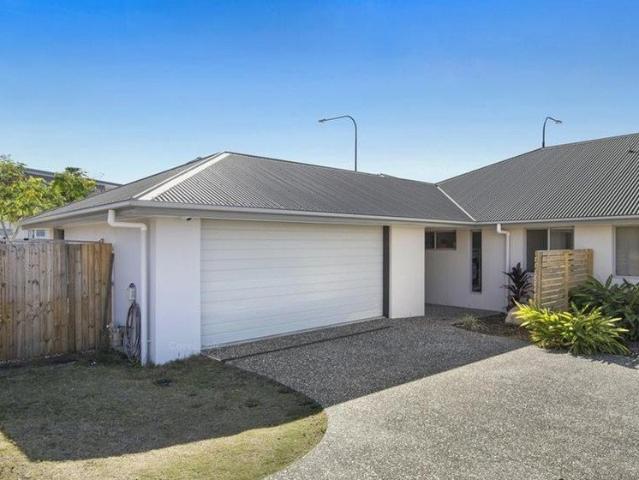 Modern Family Living In The Heart Of Springfield Lakes!