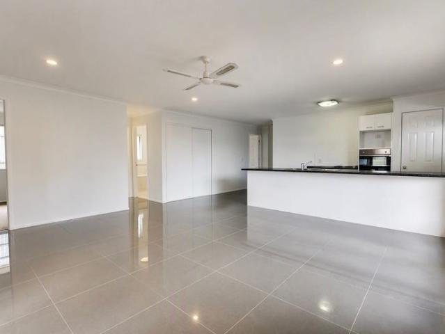 Modern Family Living in the Heart of Springfield Lakes