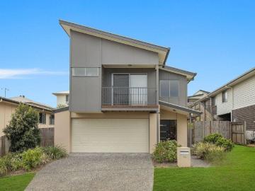 Modern Family Living in the Heart of Springfield Lakes