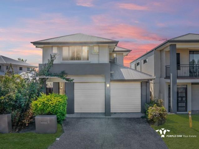 Modern Family Living in the Heart of Springfield Lakes