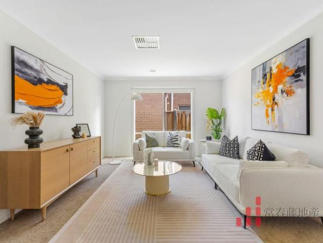 Modern Family Living in the Heart of Point Cook！