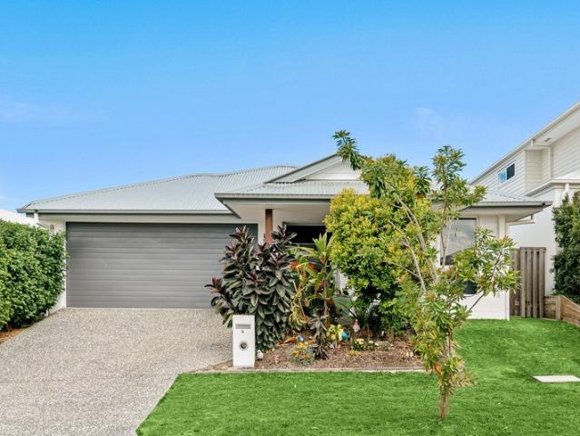 Modern Family Living in the Heart of White Rock!