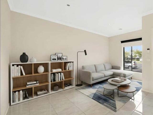 MODERN FAMILY LIVING IN THE SOUGHT AFTER HIGHLANDS ESTATE