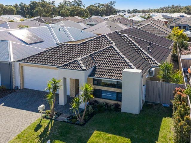 Modern Family Living in the Prestigious Golf Course Precinct