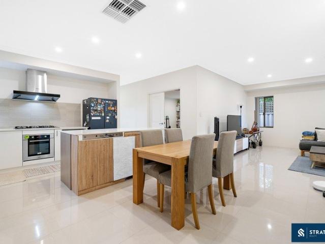Modern Family Living in the Rossmoyne Senior High School Zone, Just Steps from Everyday Amenities!