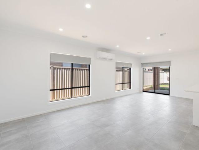 MODERN FAMILY LIVING IN WINTER VALLEY