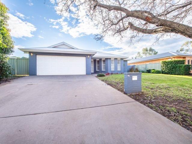 MODERN FAMILY LIVING IN YARRAWONGA ESTATE