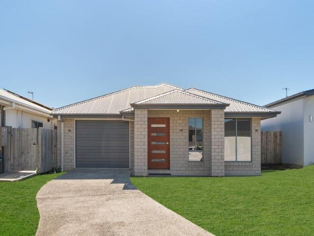 Modern Family Living in a Convenient Bracken Ridge Location