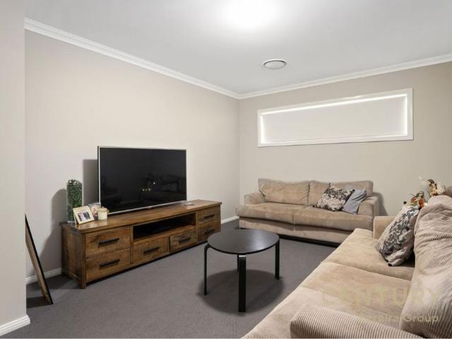 Modern Family Living in a Convenient Oran Park Location