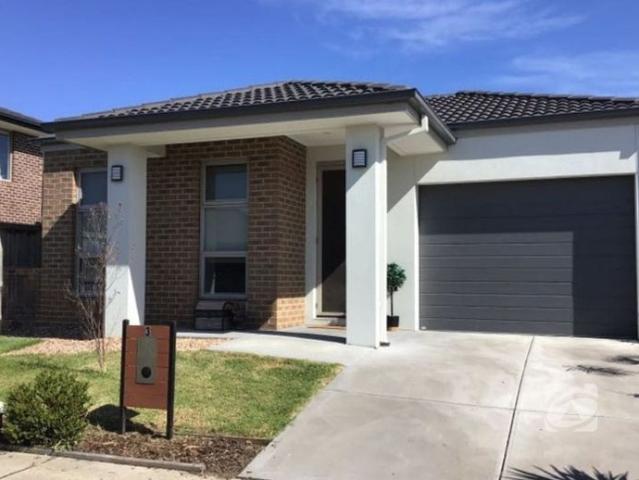 MODERN FAMILY LIVING IN A CONVENIENT LOCATION!