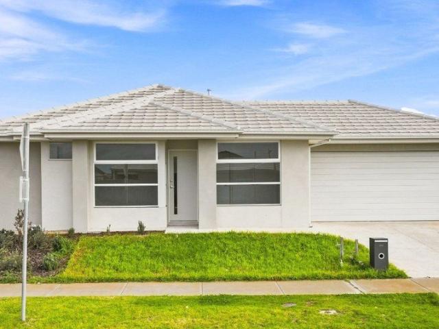 Modern Family Living in a Convenient Mambourin Location
