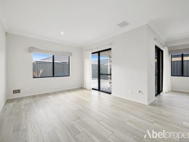 Modern Family Living in a Fantastic Location