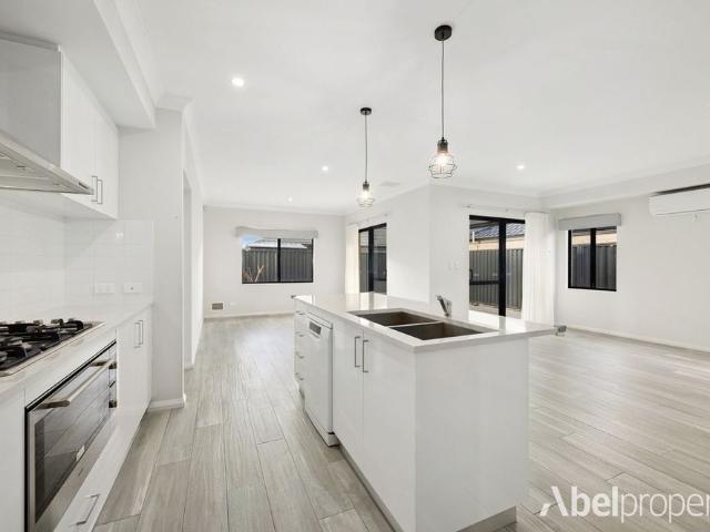 Modern Family Living in a Fantastic Location