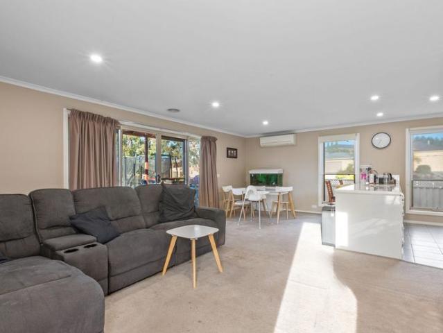 MODERN FAMILY LIVING IN A GREAT LOCATION!