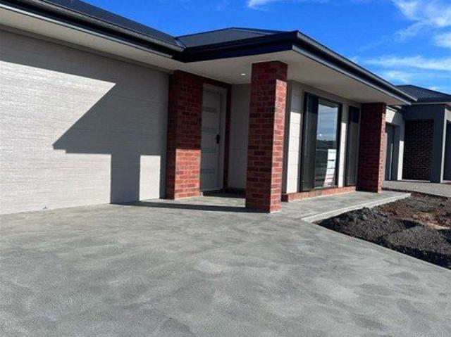 Modern Family Living in a Growing Melton South Location