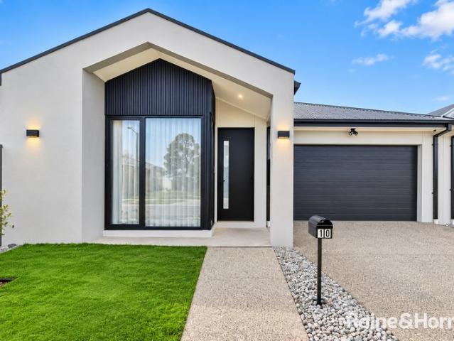 Modern Family Living in a Growing Wollert Community
