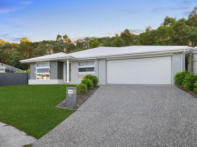 Modern Family Living in a Peaceful Cul De Sac!