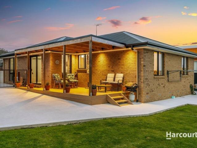 Modern Family Living in a Peaceful Setting