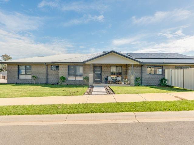 CUSTOM BUILT LUXURY HOME INVITING ALL SMSF INVESTORS OR FIRST HOME OWNERS!