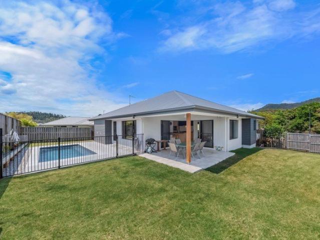 Modern Family Living in a Prime Cannonvale Location!