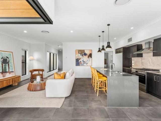 Modern Family Living in a Prime Carina Location