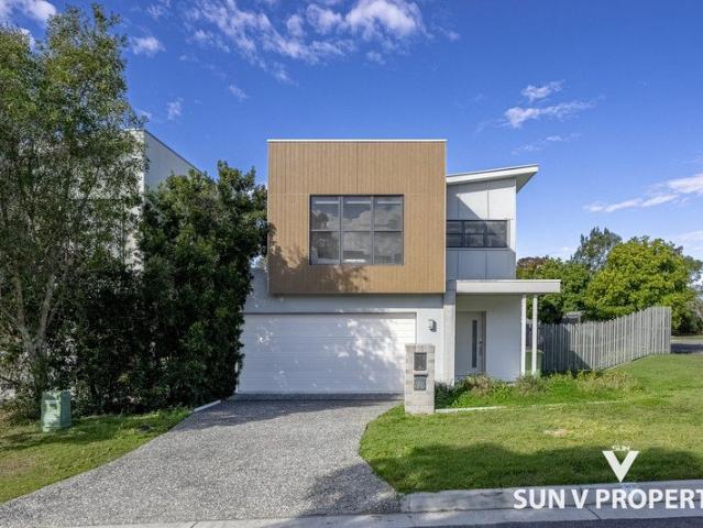 Modern Family Living in a Prime Coomera Location