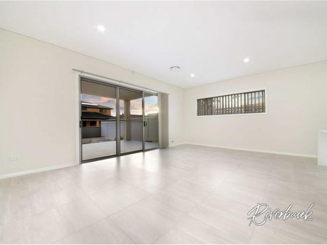 Modern Family Living in a Prime Greystanes Location New carpet !