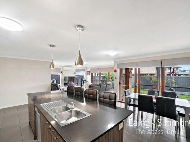 Modern Family Living in a Prime Ropes Crossing Location