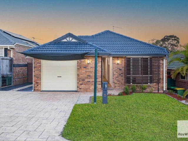 Modern Family Living in a Quiet Mount Cotton Location
