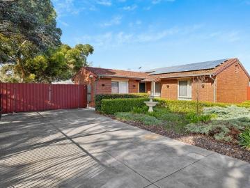 Modern Family Living in a Quiet Cul De Sac Location