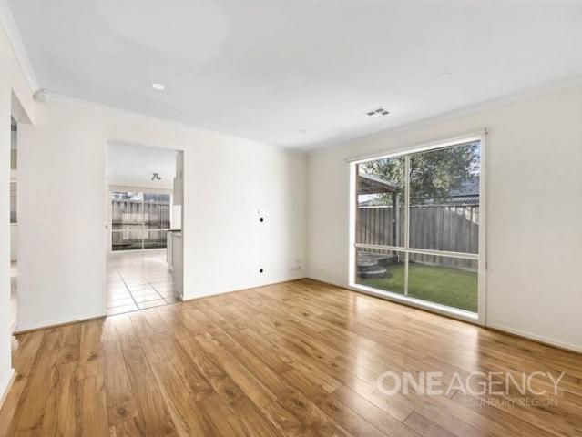 Modern Family Living in a Quiet Court Location