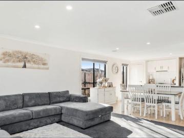 Modern Family Living in a Quiet Court Location