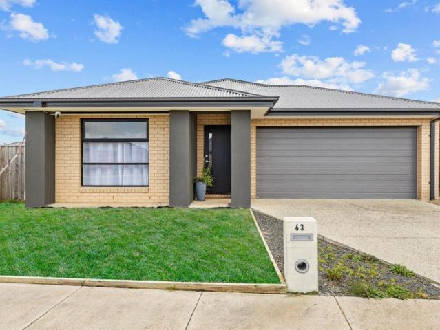 Modern Family Living in a Sought After Pocket