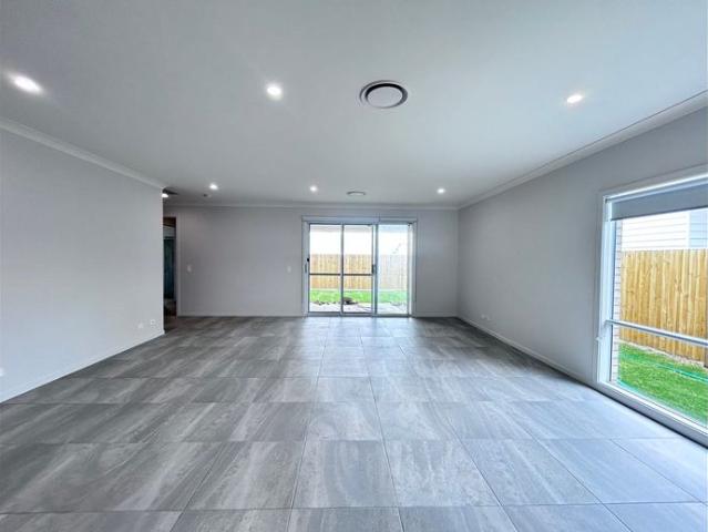 Modern Family Living in a Spacious 4 Bedroom Home with Extra Multi Purpose Room Media / Study / 5th Bedroom for Rent