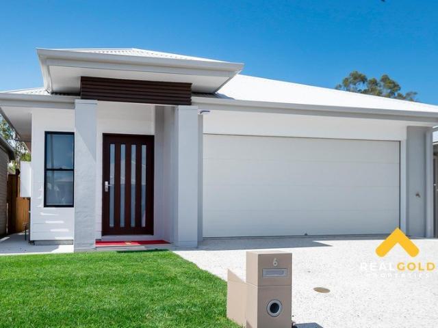 Modern Family Living in Beautiful South Maclean