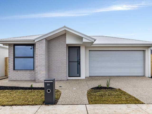 Modern Family Living in Bonshaw Estate!