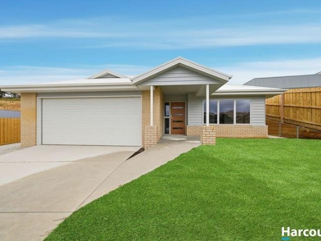 Modern Family Living in Burra Town Estate!