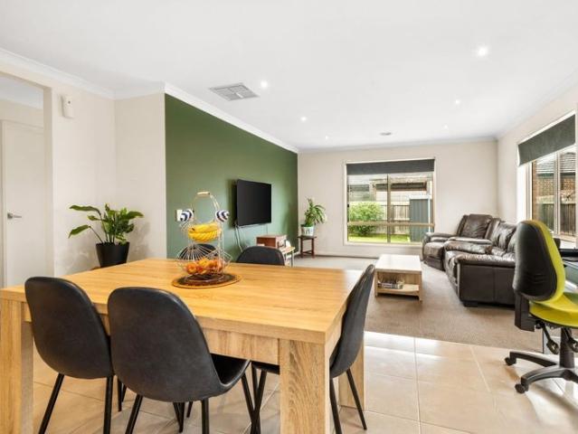 Modern Family Living in Convenient Armstrong Creek