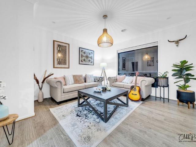 Modern Family Living in Clyde 32 Warralily Avenue
