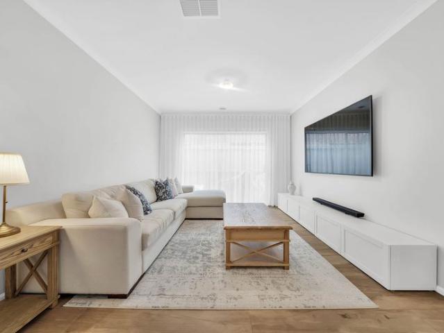 Modern Family Living in Cranbourne West!