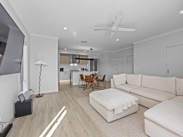 Modern Family Living in Deebing Heights