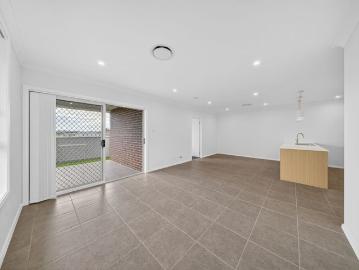 Modern Family Living in Gillieston Heights!
