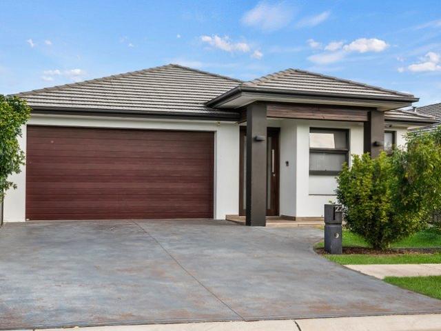 Modern Family Living in Gledswood Hills