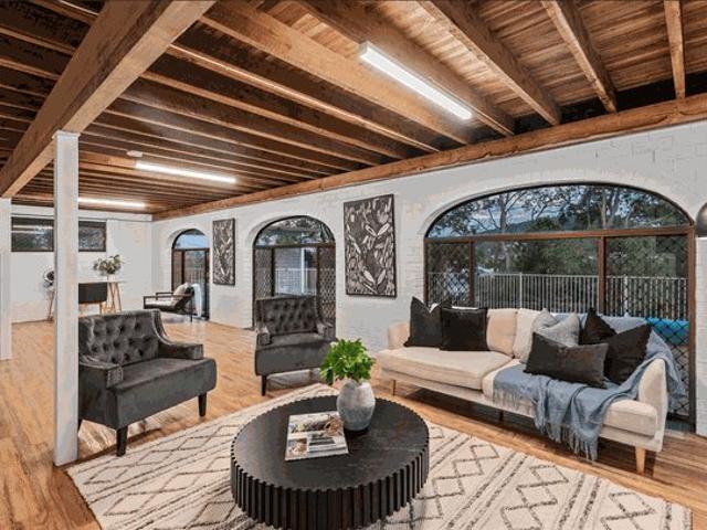 Modern Family Living in Holland Park West