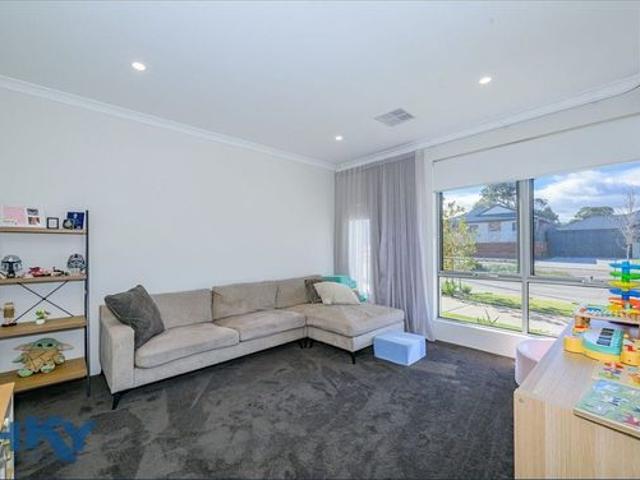 Modern Family Living in Kingsford Estate Near New 4x2 Home