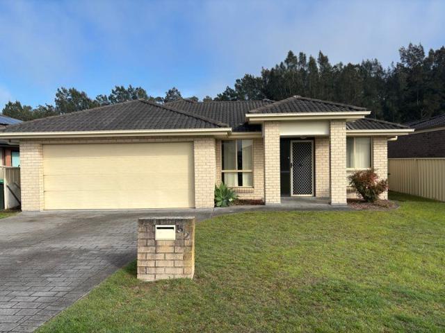 Modern Family Living in Lakeside Estate