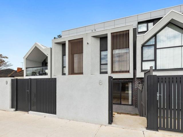 Modern Family Living in McKinnon High School Zone